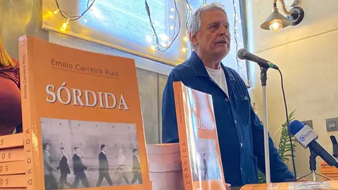  Emilio Carreira durante la presentaci&oacute;n de su nueva novela, 'S&oacute;rdida'. 