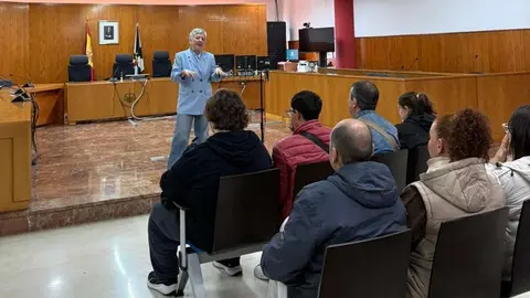 La magistrada Rosa Mar&iacute;a Castro explica a los usuarios el funcionamiento de la justicia durante la visita al juzgado de Ceuta
