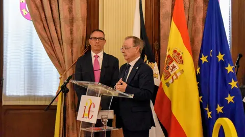 Juan Vivas interviene durante el acto del 120 aniversario de la C&aacute;mara de Comercio de Ceuta.