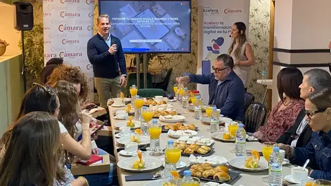  Karim Bulaix y Mar&iacute;a Badim&oacute;n en el desayuno tecnol&oacute;gico que han desarrollado este jueves. 
