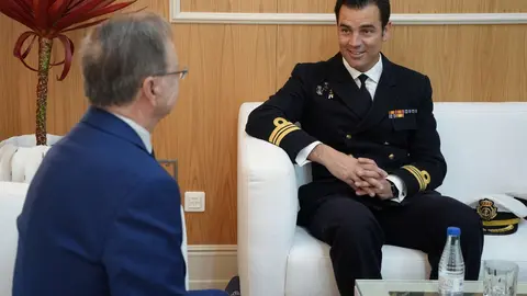 Juan Vivas recibe al comandante del buque &lsquo;Carnota&rsquo; en su primera visita a Ceuta