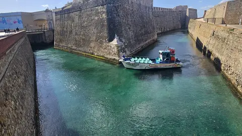Barco de Murazur, el Desnarigado, cruzando el Foso Real, una vez reabierto al tr&aacute;fico mar&iacute;timo