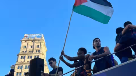 Lamine Yamal, ondeando una bandera de Palestina