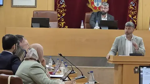  Mustafa durante su intervenci&oacute;n en el Pleno del Debate sobre el Estado de la Ciudad. /Laura Ortiz 