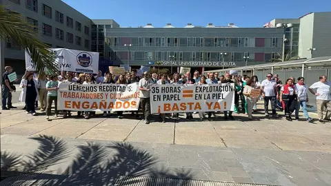 Protesta sanitaria en Ceuta, convocada por la Junta de Personal del INGESA: trabajadores del HUCE reclaman m&aacute;s plantilla y critican las &ldquo;trampas&rdquo; en las 35 horas