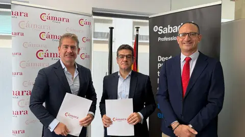 Karim Bulaix, Jes&uacute;s Saiz y Joaqu&iacute;n Halc&oacute;n tras la firma del convenio entre la C&aacute;mara de Comercio y Banco Sabadell