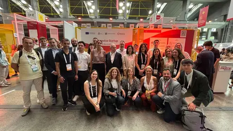 Jos&eacute; Luis Bonet con los emprendedores en el estand de CCE