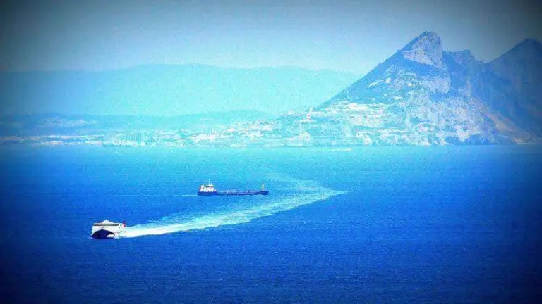 panor&aacute;mica estrecho barco