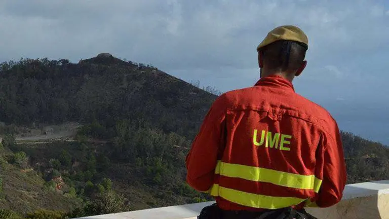 Oficial de la UME en el incendio de octubre de 2015 en el Monte de la Tortuga