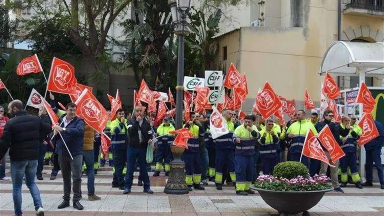 concentracion trabajadores trace basura militares (1) (Custom)