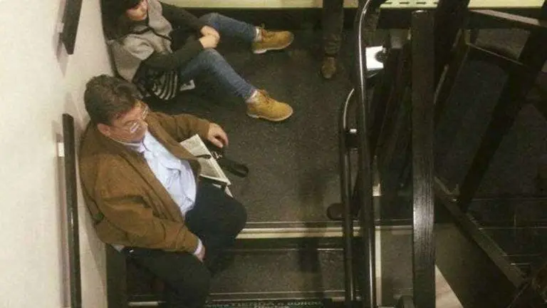 pasajeros sentados en el Passi&oacute;