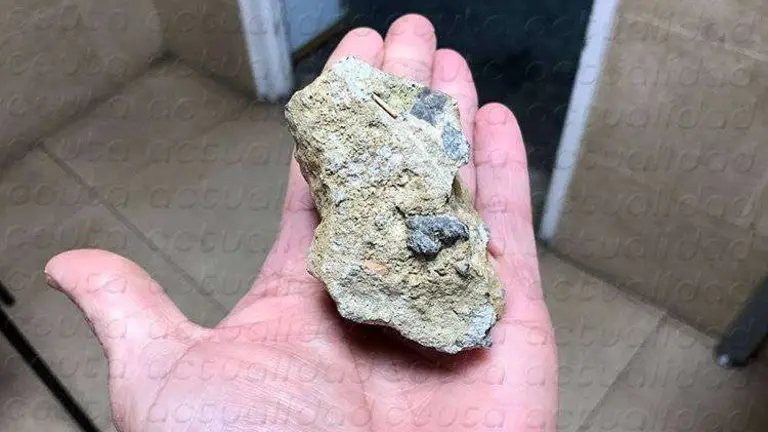 piedra lanzada contra bomberos