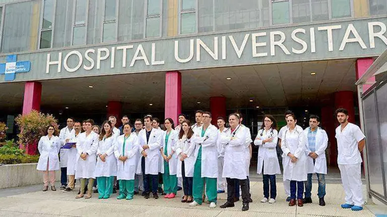Concentraci&oacute;n de m&eacute;dicos a las puertas del Hospital Universitario (C.A./ARCHIVO)