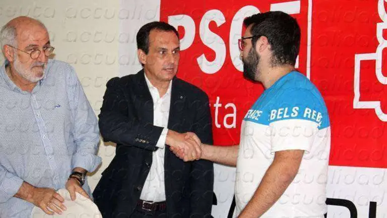 El secretario general del PSOE,  Manuel Hern&aacute;ndez, saluda a Melchor Le&oacute;n en presencia de Juan Hern&aacute;ndez