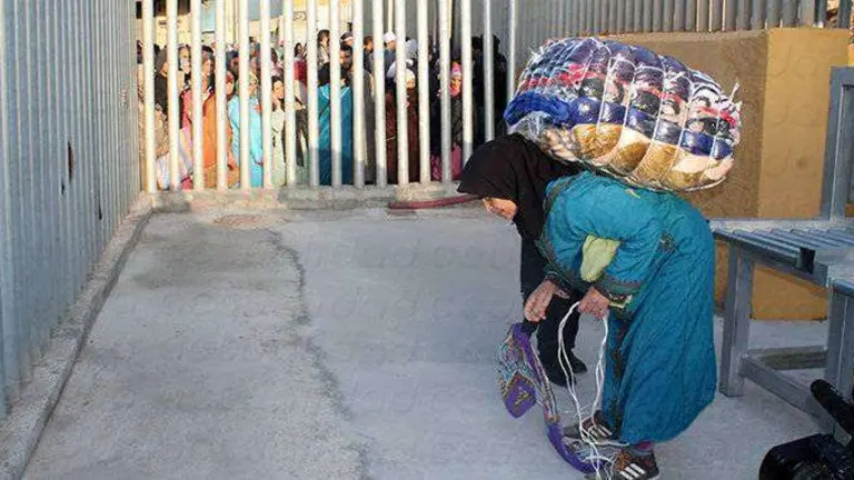 Una mujer acarrea un bulto en el paso peatonal del Tarajal II (C.A./ARCHIVO)