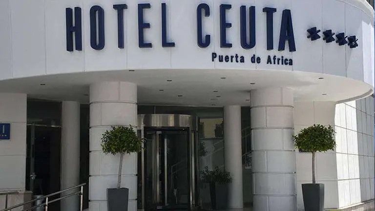Acceso pincipal al hotel Puerta de &Aacute;frica (C.A.)