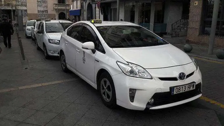 Taxis en la parada de la Plaza de los Reyes (C.A.)