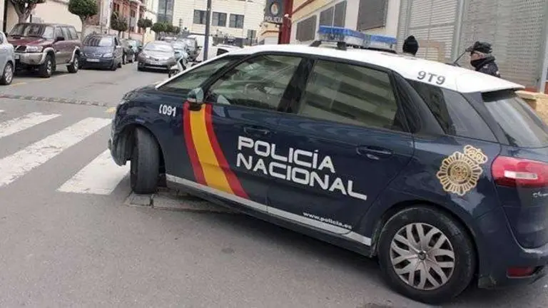 Coche de la Polic&iacute;a Nacional estacionado junto a la Comisar&iacute;a (C.A.)