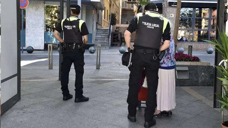 Agentes de la Polic&iacute;a Local, en la Plaza de los Reyes (C.A.)
