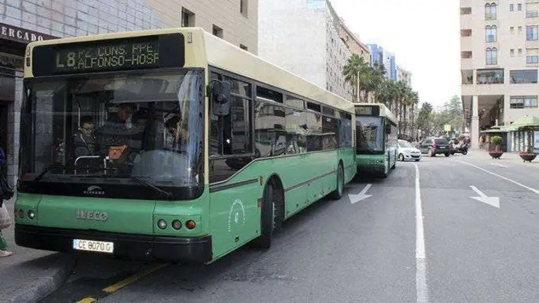 Autobuses de l&iacute;nea estacionados ante las puertas del Mercado Central (C.A.)