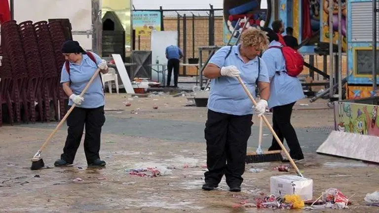 Trabajadoras del Plan de Empleo barren el recinto de la Feria de Ceuta (C.A./ARCHIVO)