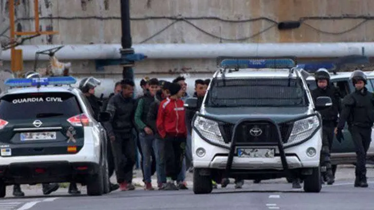 Menores custodiados por la Guardia Civil tras la muerte el pasado abril de un joven en el puerto (C.A./ARCHIVO)