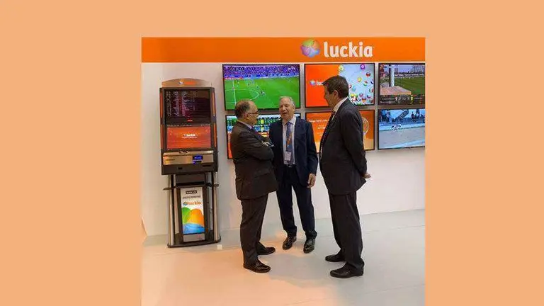 El consejero Gait&aacute;n, primero por la izquierda, departe con responsables de Luckia en la Feria del Juego de Madrid (CEDIDA)