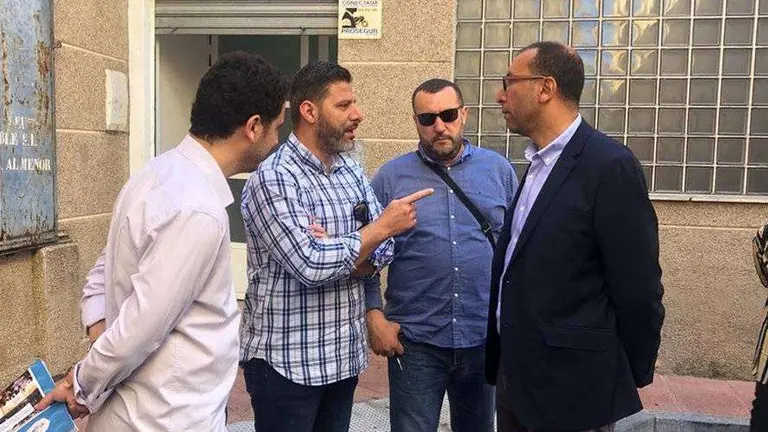 El candidato Mohamed Al&iacute; departe con sus colaboradores a las puertas de los servicios sociales municipales (C.A./ARCHIVO)
