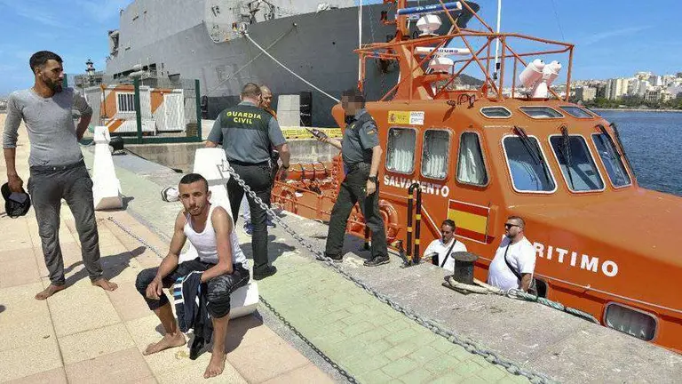 Dos de los migrantes, tras ser desembarcados (C.A.)