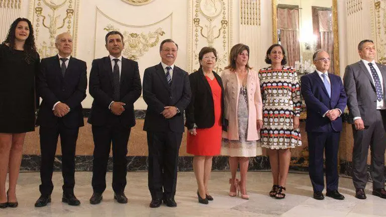 Vivas posa con sus nuevos consejeros junto a la delegada del Gobierno, Salvadora Mateos (C.A.)