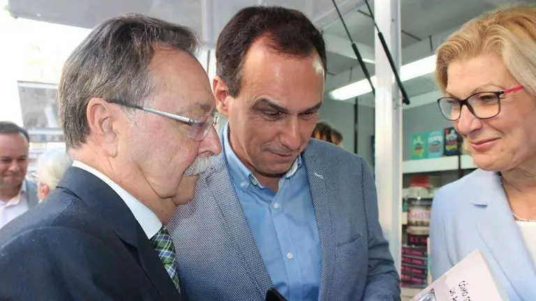 Vivas y Hern&aacute;ndez conversan durante la pasada edici&oacute;n de la Feria del Libro (C.A./ARCHIVO)