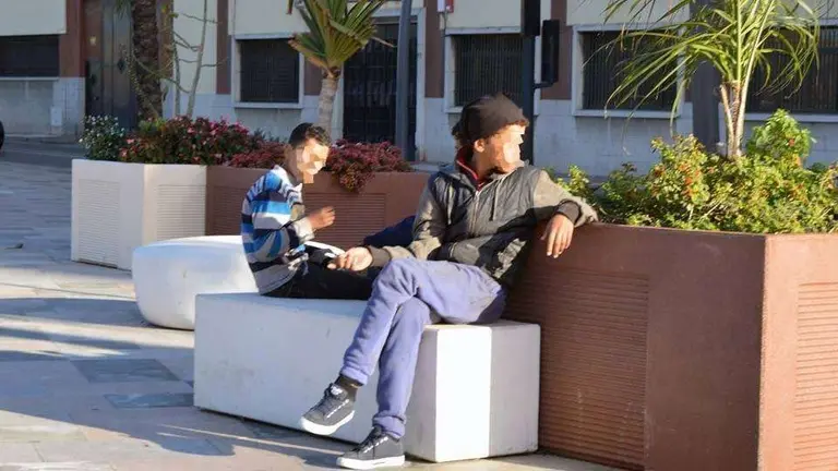 Dos menores descansan en un banco del Paseo de la Marina (C.A./ARCHIVO)