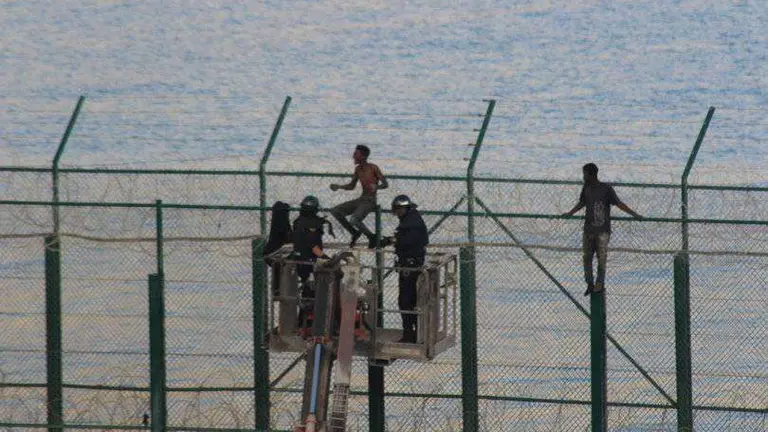 Migrantes en la valla de Benz&uacute;