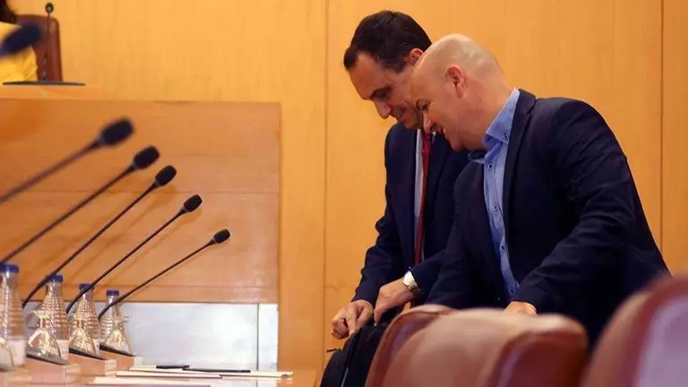 Los diputados a la Asamblea por el PSOE Manuel Hern&aacute;ndez y Juan Guti&eacute;rrez (C.A./ARCHIVO)