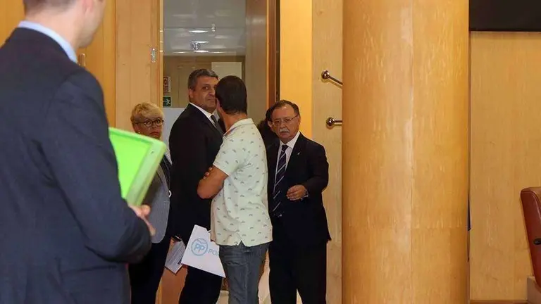 Vivas departe con el portavoz de CSIF, Iv&aacute;n Ramos, antes de aceptar la reuni&oacute;n solicitada (C.A.)