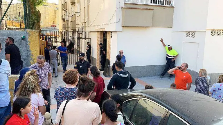 Curiosos se concentran ante el edificio donde se produjo el tr&aacute;gico suceso (C.A./ARCHIVO)