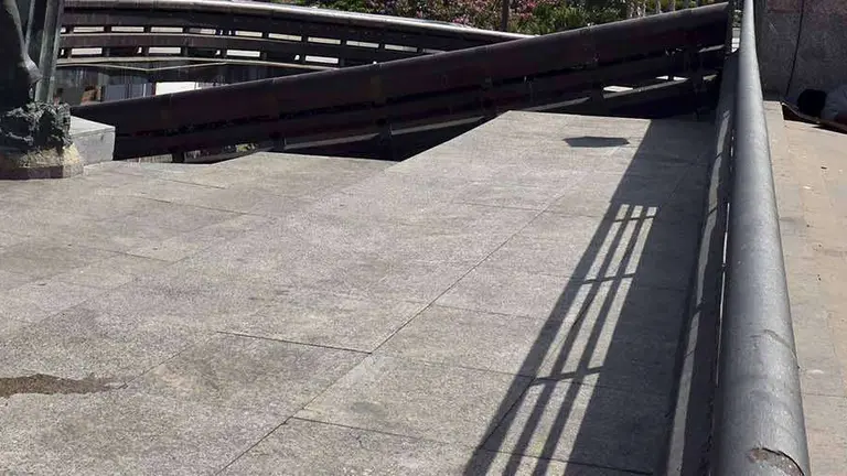 Un ni&ntilde;o extranjero dormita en la Plaza de la Constituci&oacute;n (C.A./ARCHIVO)