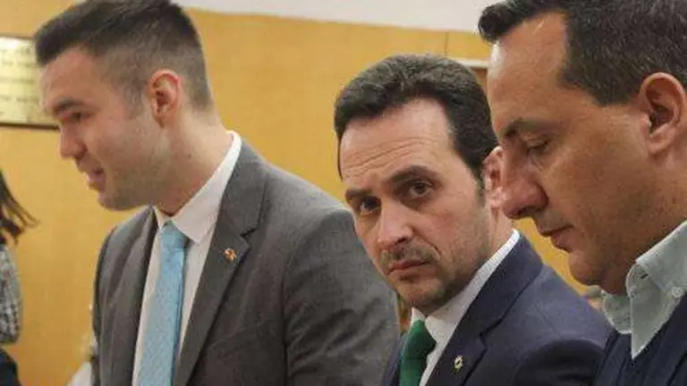 Los diputados de Vox Carlos Verdejo y Sergio Redondo (los dos primeros a la izquirda) (C.A.)