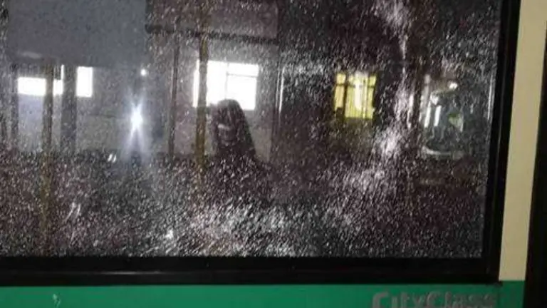 Estado de la luna del autob&uacute;s atacado (CEDIDA)