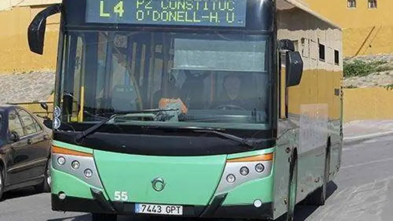 Un autob&uacute;s de la l&iacute;nea 4 en la barriada Pr&iacute;ncipe Felipe (C.A.)