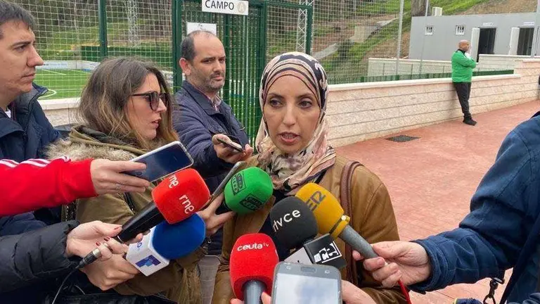 Hamed atiende a los periodistas en los campos de Puente Quemadero (C.A.)