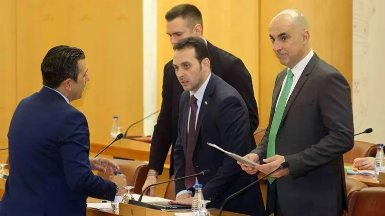 Rontom&eacute; conversa con los diputados de Vox antes del inicio de un pleno de la Asamblea (C.A.)