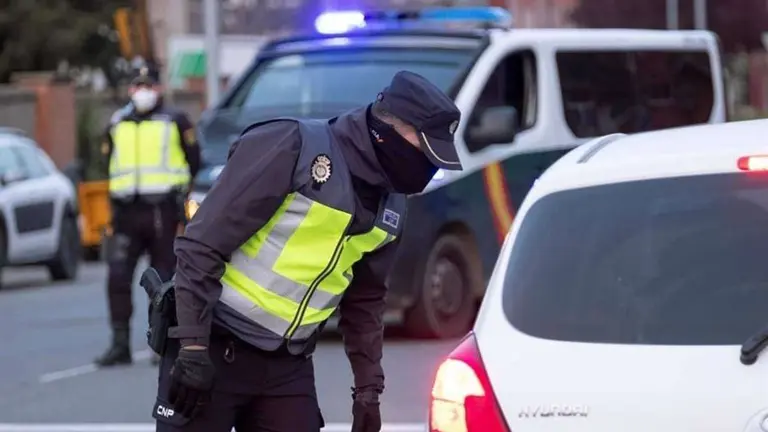 Qu&eacute; tengo que ense&ntilde;ar o hacer si me para la polic&iacute;a
