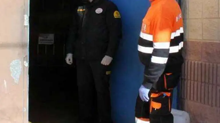 Un polic&iacute;a y un voluntario de Protecci&oacute;n Civil, en uno de los acceso al pabell&oacute;n La Libertad (J. CHELLARAM)