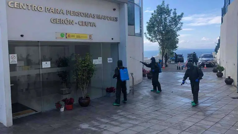 Militares desinfectan la fachada de la residencia Ger&oacute;n (J. CHELLARAM)