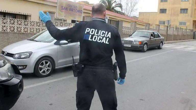 Un agente de la Polic&iacute;a Local, en un control de tr&aacute;fico (J. CHELLARAM)
