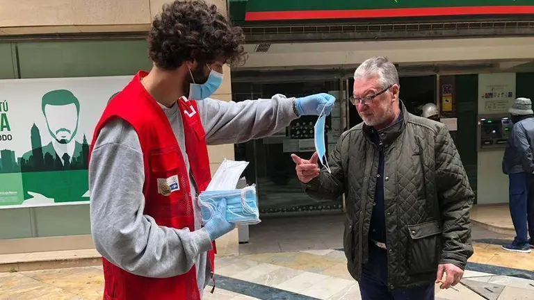 Un voluntario de Cruz Roja reparte mascarillas en Ceuta (CEDIDA)