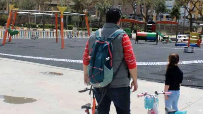 Un padre pasea con su hija el pasado domingo (J. CHELLARAM)