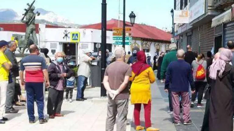 Colas de usuarios ante la sede de Servicios Tributarios, en una imagen tomada esta ma&ntilde;ana (J. CHELLARAM)