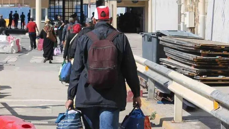 Marroqu&iacute;es se dirigen a la frontera el pasado viernes (C.A./ARCHIVO)